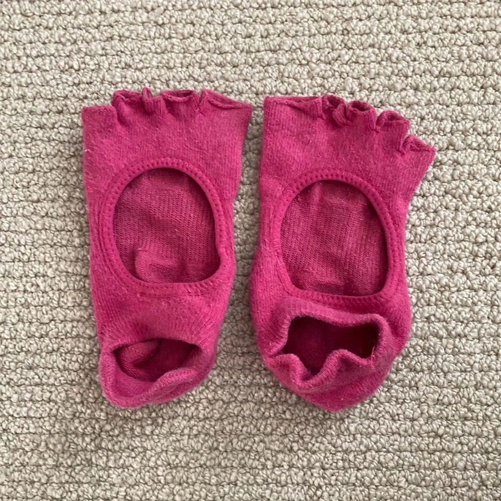 Toesox Half Toe Bellarina Grip Socks Size Medium Dark Pink Barre Pilates EUC